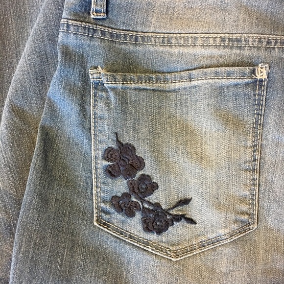 Vintage America Blue Embroidered Boyfriend Jeans - Picture 7 of 8